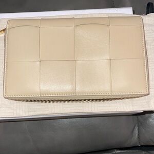 Preloved Bottega Veneta beige wallet excellent condition size 7 1/2”X 4 1/2”.